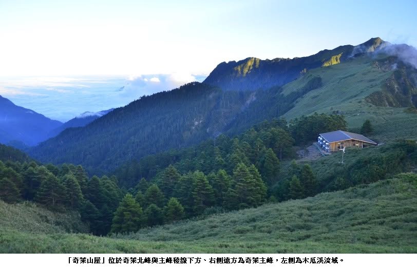 可能是霧、山和文字的圖像