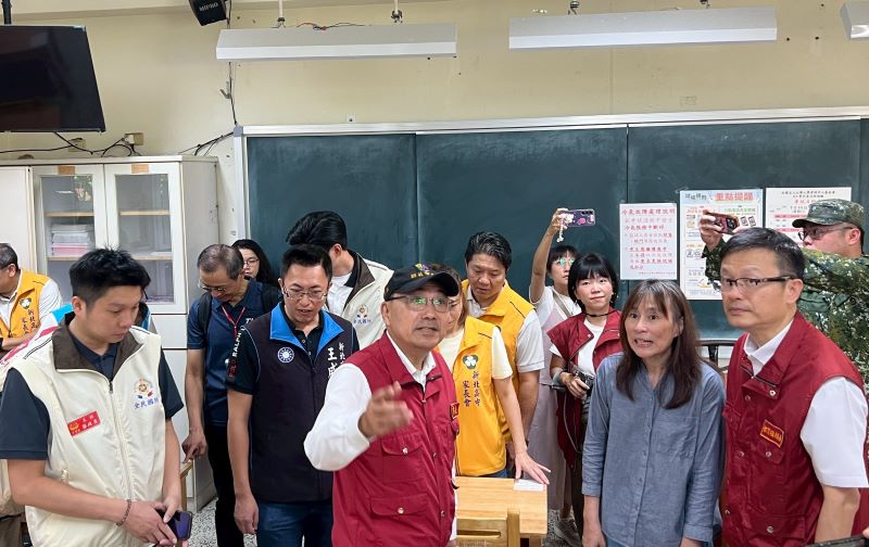 《圖說》侯友宜市長視察新北高中，指示教育局長張明文(右一)、新北高中校長柯雅菱(右二)儘快校園清理，以確保試務工作順利進行。〈消防局提供〉