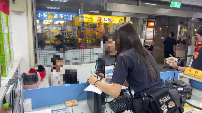 《圖說》派出所女警安撫小姊妹心情。〈新莊分局提供〉
