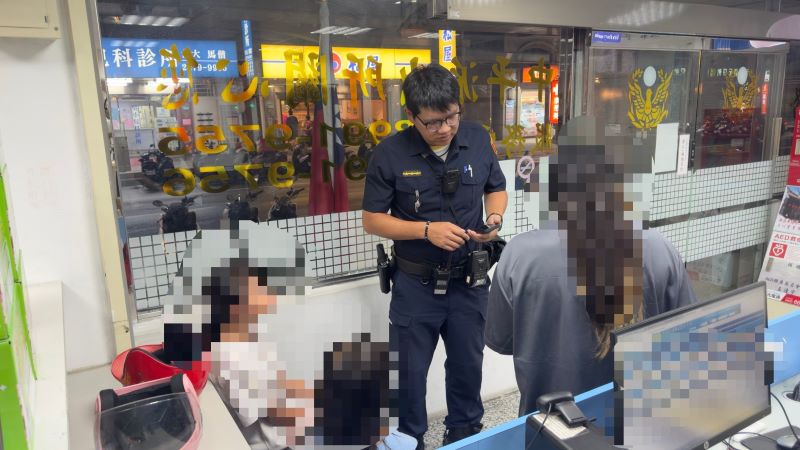《圖說》小姊妹媽媽見到女兒平安，忍不住紅了眼眶，頻頻向員警道謝。〈新莊分局提供〉