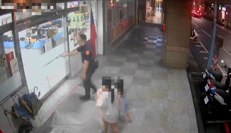 《圖說》員警將兩人載返派出所，通知母親前來接回。〈新莊分局提供〉