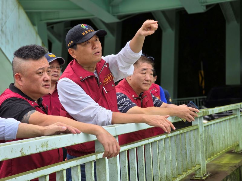 《圖說》朱惕之副市長(右二)與工務局長馮兆麟(右一)、烏來區長周至剛(右三)視察南勢溪。〈工務局提供〉