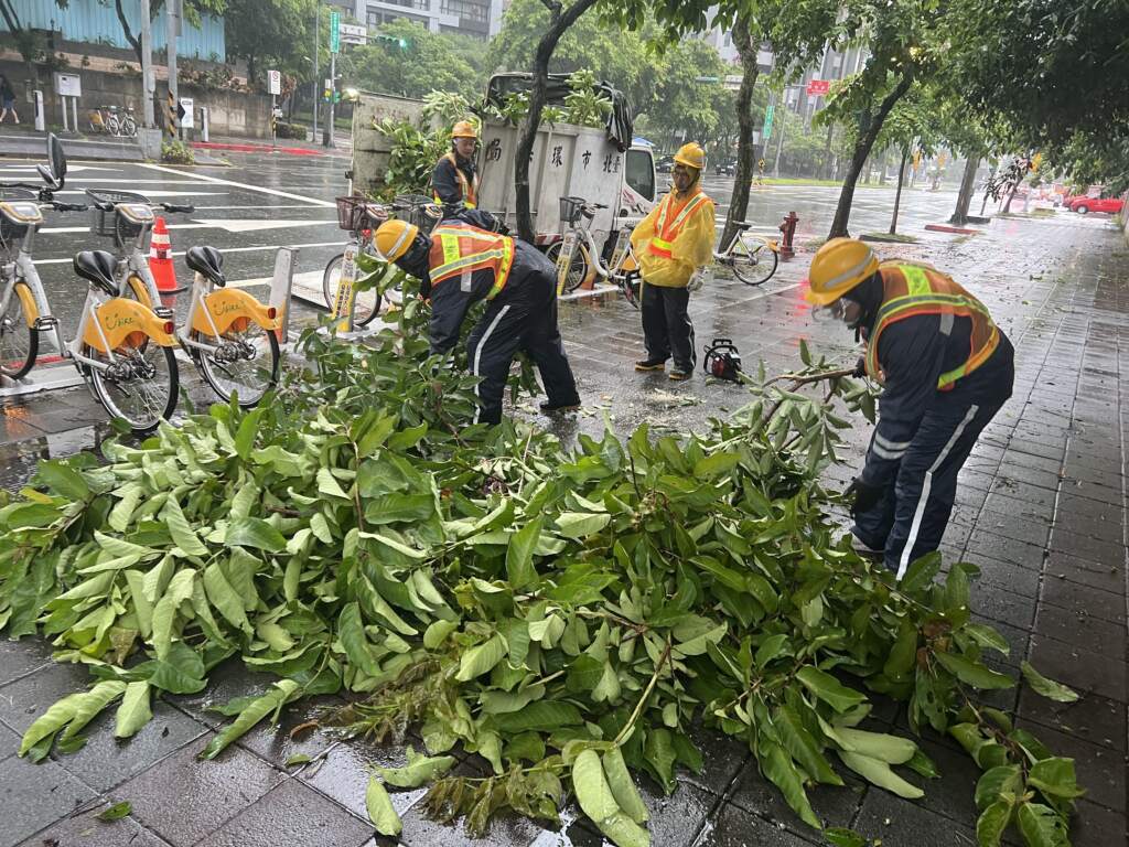 ▲臺北市環保局人員進行道路樹枝清除作業。