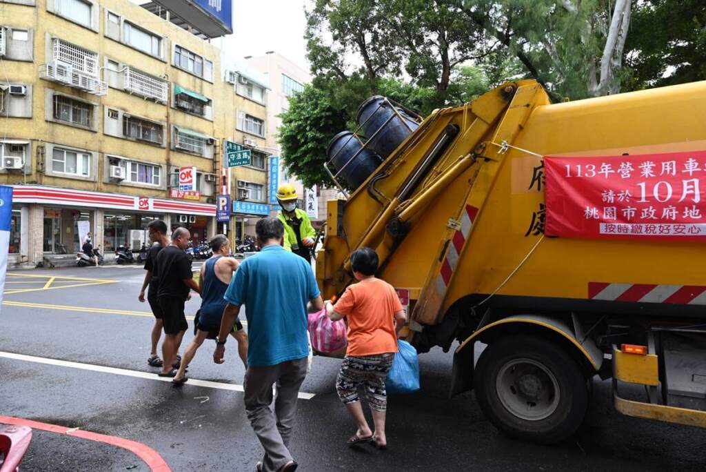 ▲桃園市清潔隊比照平常日收運時段加班收運垃圾服務市民。