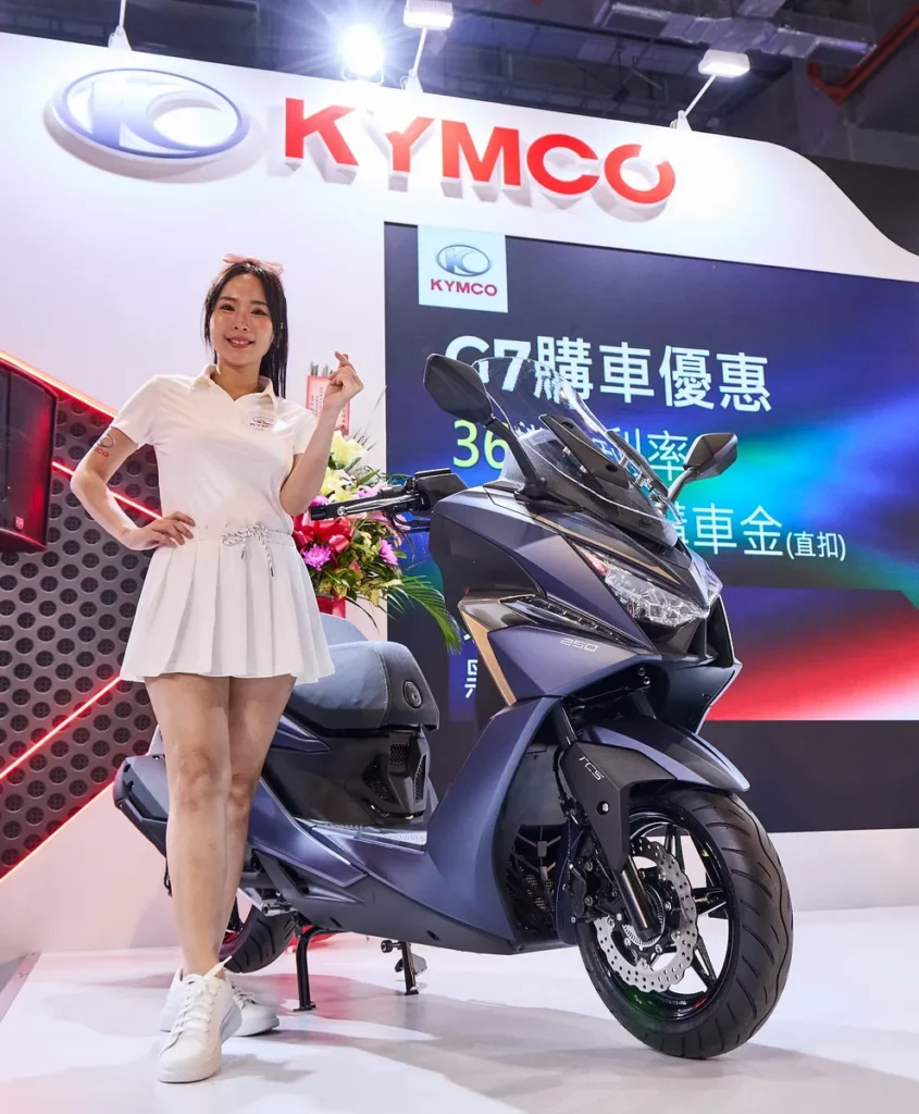 本次白牌展區由白牌部分則由旅跑之王 X-Town ST250 領軍，挾 G7、RTS R 165、大樂 150，新 K1 150 ABS 版助陣，展期間最高可享現折11,000元，再加贈重車展限定精品手機架。