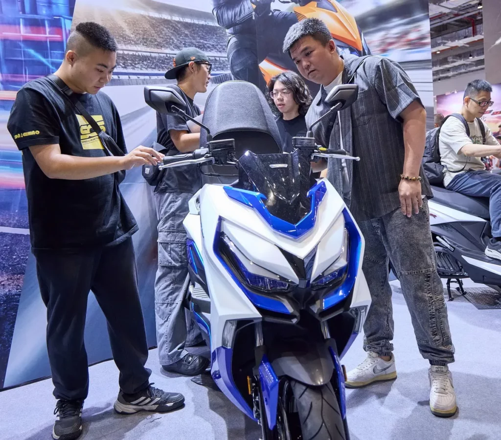KYCMO G7 正式交車僅一個月即達到超過 1,800 台銷量，重車展現場更是眾人焦點，榮登開幕人氣王！