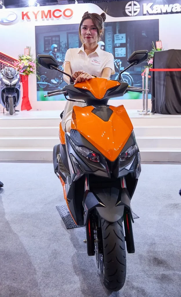 KYMCO 新 RTS R 165 搭載二代電推，擁有最高 16.8ps 綜效馬力，新色「熔岩橘」也吸引許多年輕人賞車詢問，成為展場中最吸睛的性能車款。