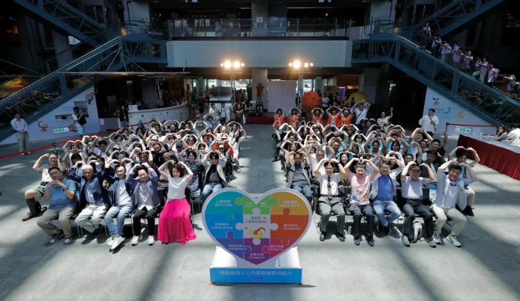 2026善愛嘉年華啟動記者會圓滿成功,與會貴賓進行全體大合照。(圖/小樹傳愛協會提供)