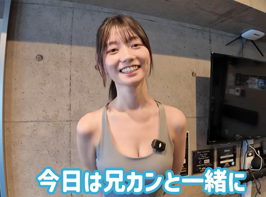 瀨戶環奈和哥哥一起運動,做到臀推覺得好羞恥。(圖/翻攝瀨戶環奈YouTube)