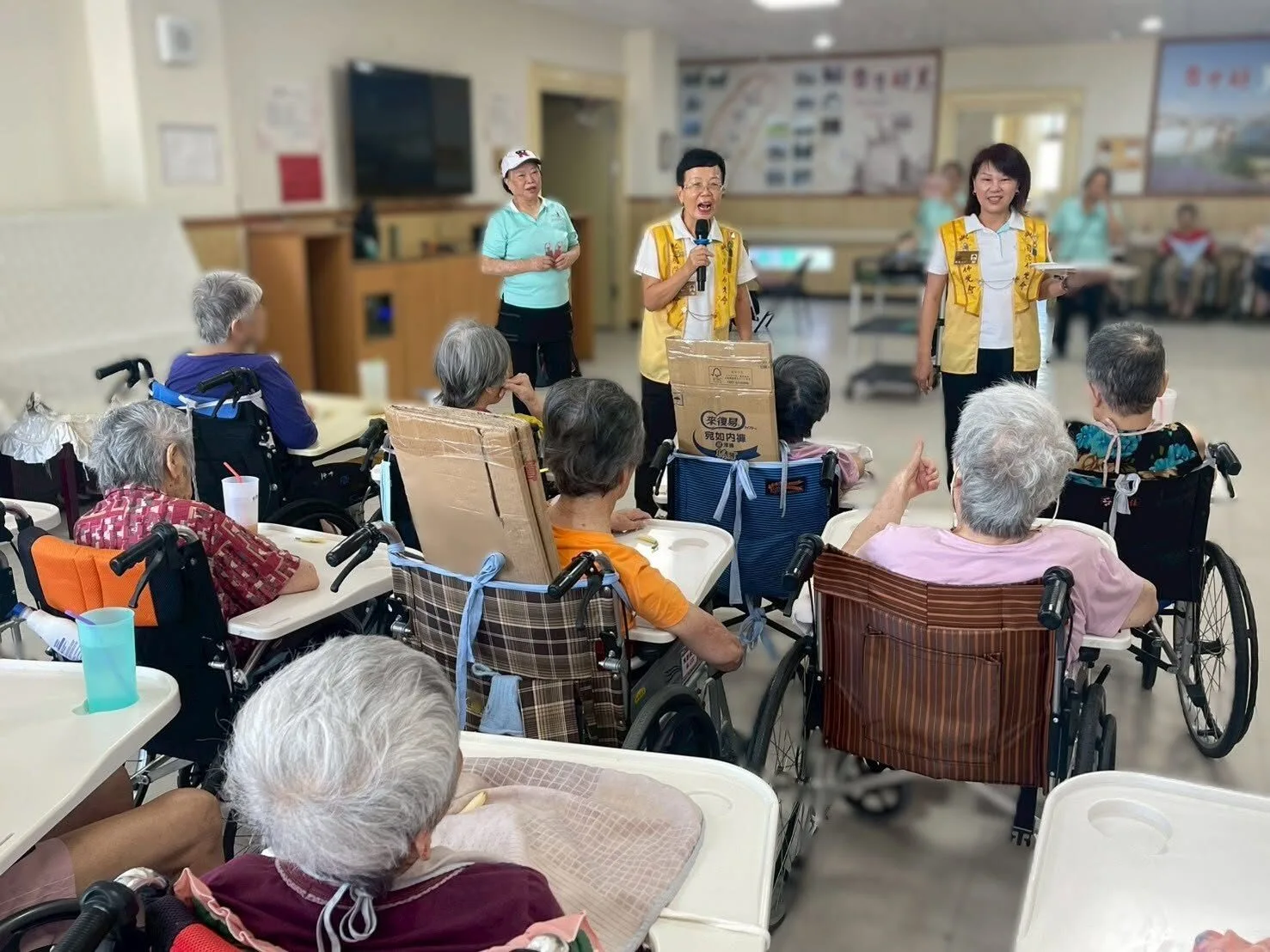 豐原公老坪田園老人養護中心，邀請-佛光山基金會，帶來浴佛祈福、十巧手、故事分享