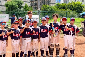 桃園龍安國小奪軟式棒球賽雙冠 學童培養紀律勇敢追夢 795966 0