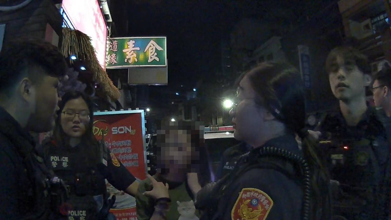 颱風天歡唱變大亂鬥!桃園男女推擠叫囂講不聽 遭依法管束 2603970 0