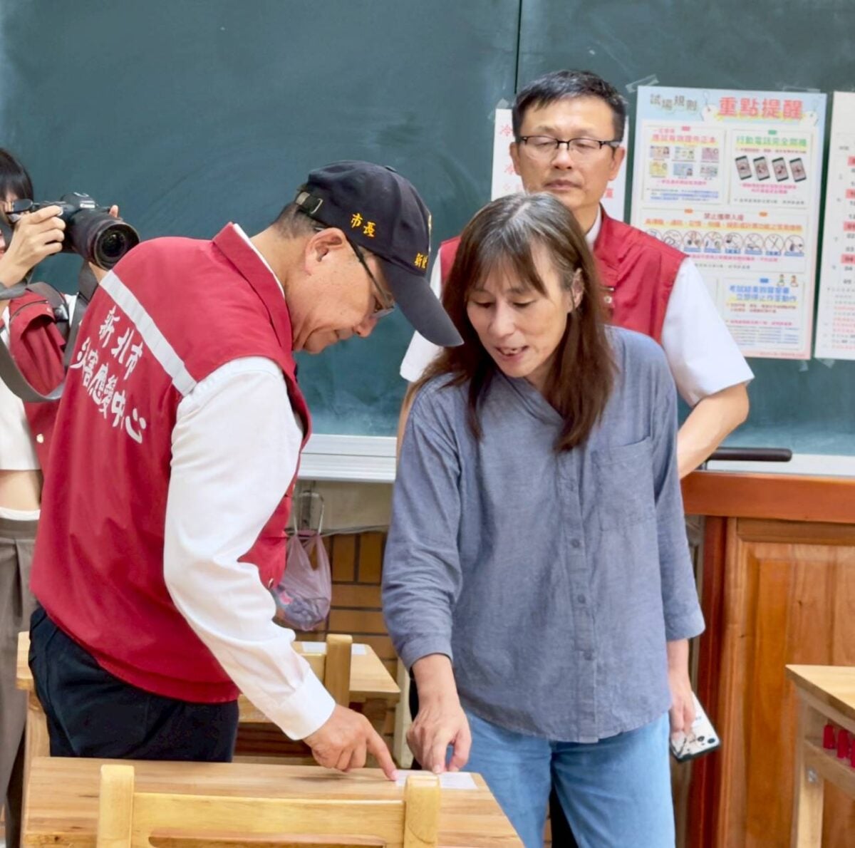 ▲侯友宜市長今（12）日前往新北高中視察考場，關心考場復原及試務整備情形。