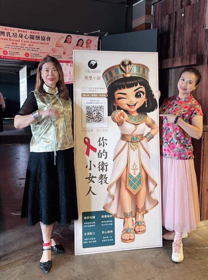 ▲現任會長張愷庭(右)率領會姊們共同參與，前任會長郭瑩璱(左)亦一同帶領聯誼會姊妹到場支持健康宣導講座。