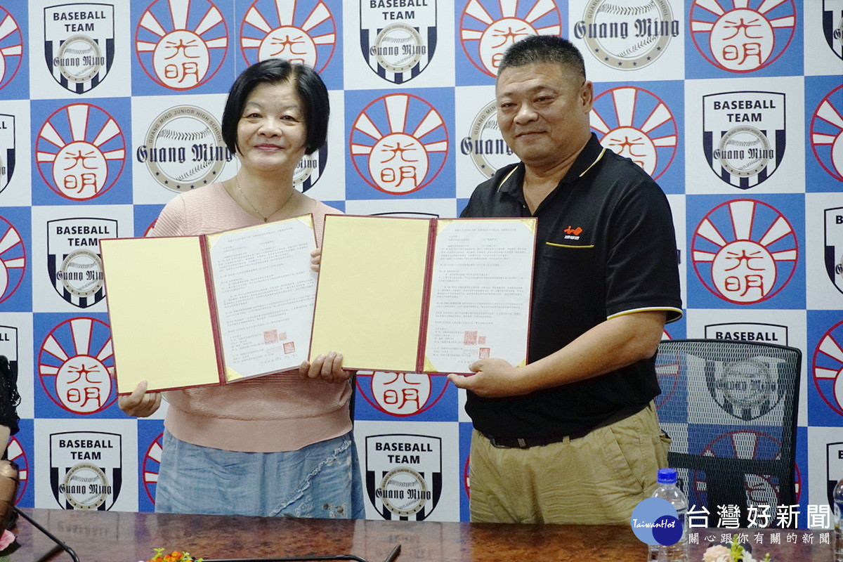 光明國中校長范菁華、迎廣科技副理江長濱代表完成每年200萬元認養光明國中棒球隊簽約。<br /><br />