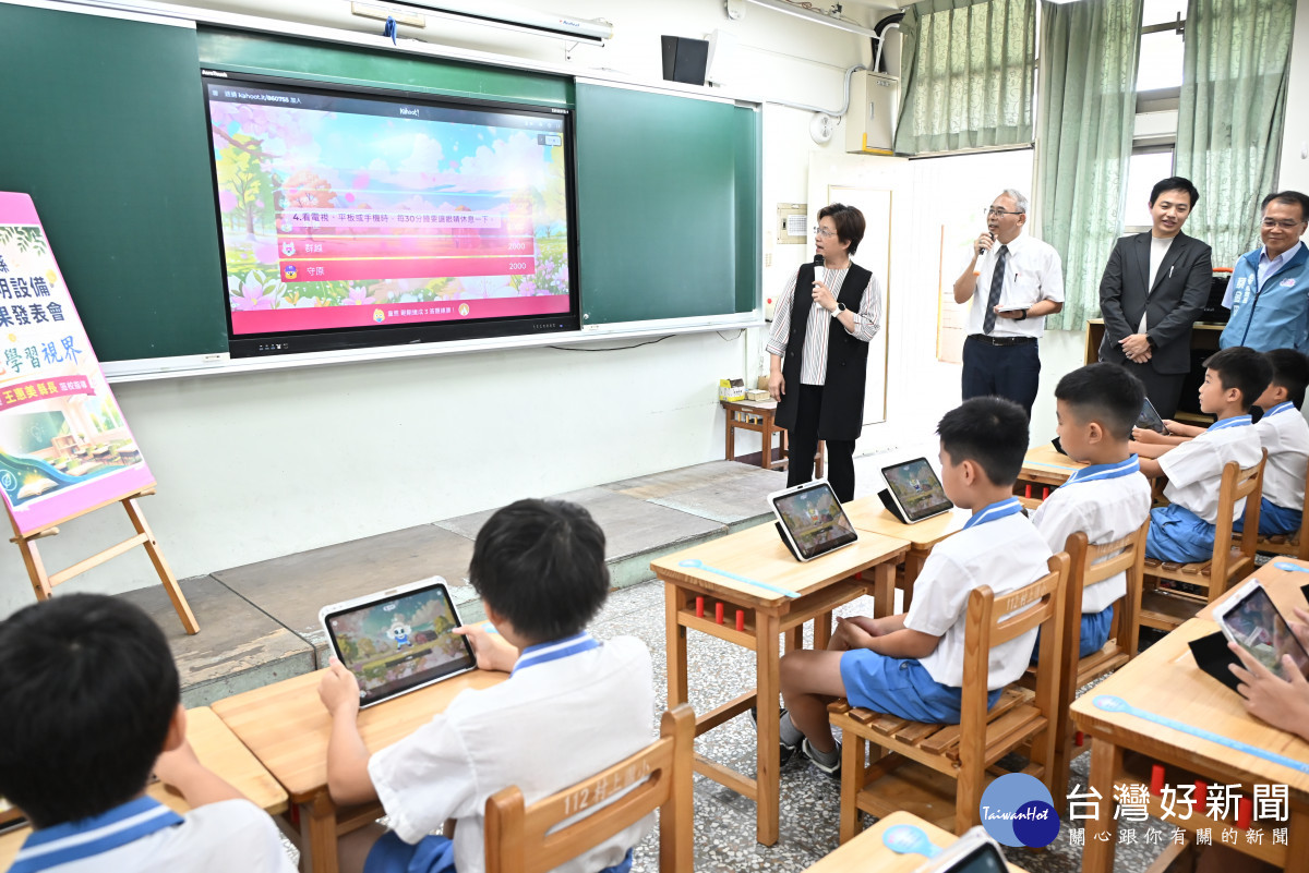 彰化縣全面完成校園照明優化 縣長出題，與學生互動。