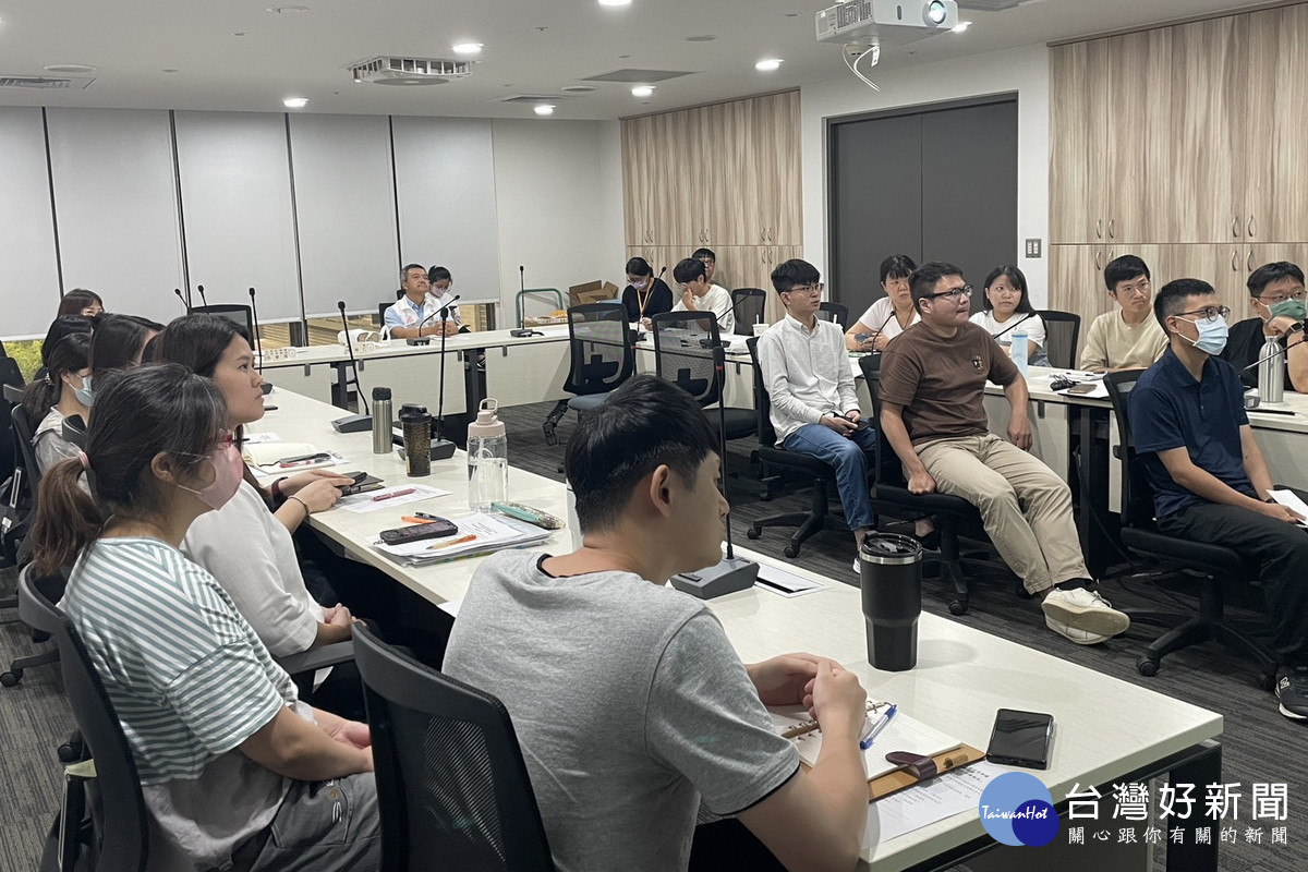 圖利與便民區辨法律課程出席人員專注聆聽。
