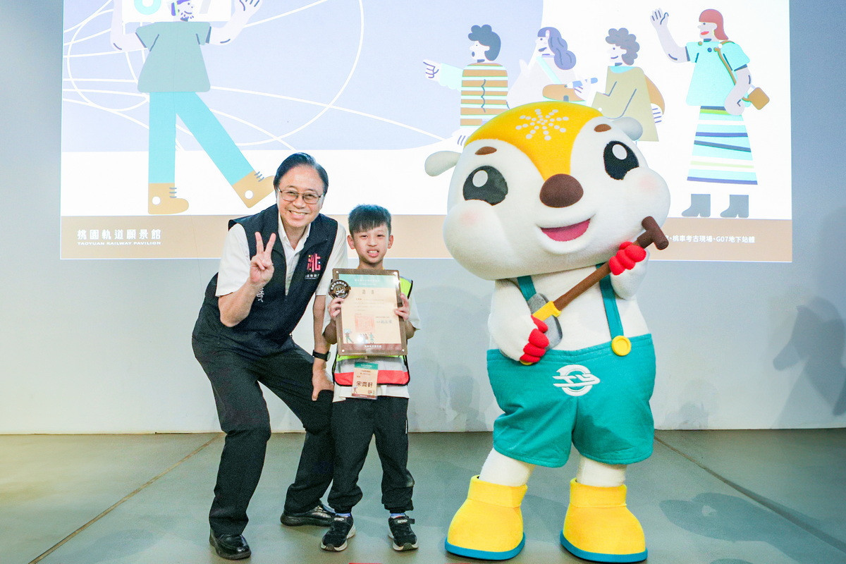 桃園市長張善政為小小軌道推廣員進行授證。<br /><br /> 