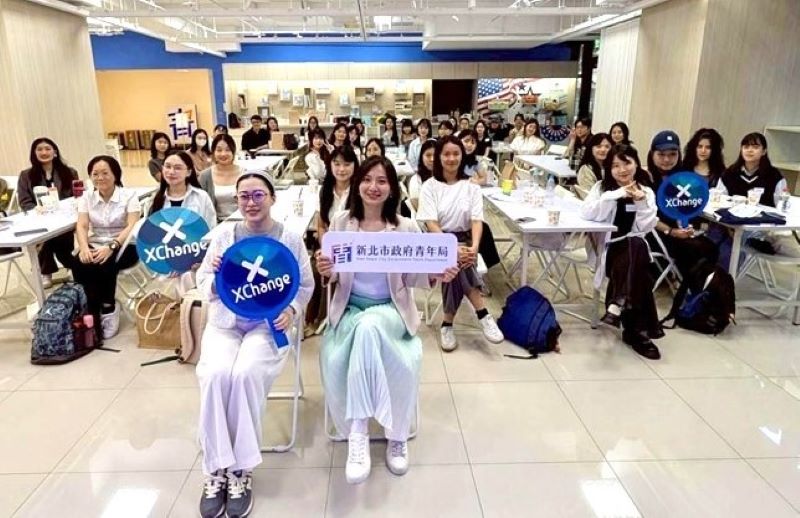 AI人才養成再升級 新北攜手產業打造青年數位即戰力 20 《圖說》青年局長邱兆梅〈前排右〉與本屆學員於結業式代表合影留念,共同見證學習成果與結業的重要時刻。〈青年局提供〉