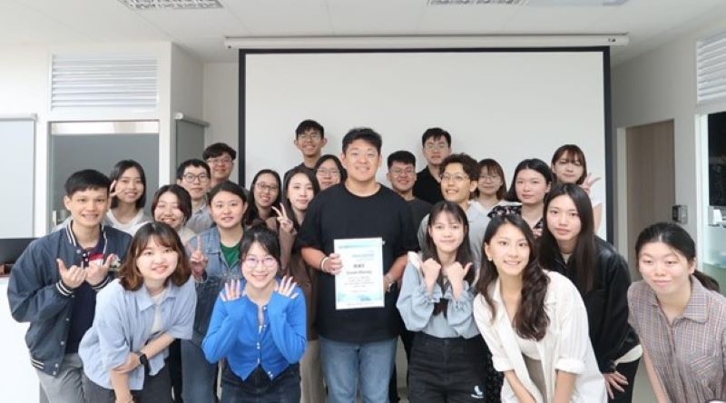 AI人才養成再升級 新北攜手產業打造青年數位即戰力 21 《圖說》新北市青年局與 XChange 舉辦「第九屆互聯網大學」,提供超過100 名青年免費培訓機會,圖為歷屆學員活動合影。〈青年局提供〉