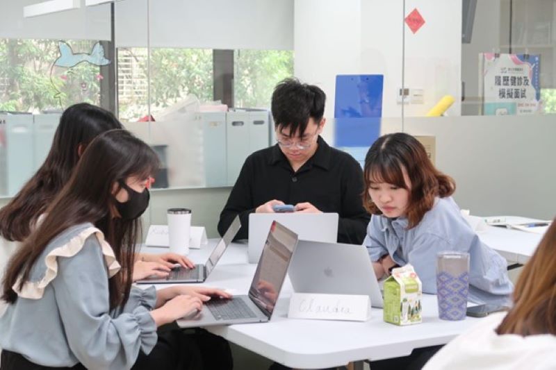 AI人才養成再升級 新北攜手產業打造青年數位即戰力 22 《圖說》第九屆互聯網大學全面導入「AI 通識與實戰工作坊」,透過高強度的專案協作與業師指導,助青年無縫接軌職場。〈青年局提供〉