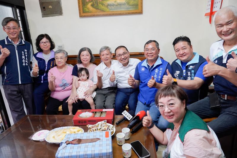 父愛跨越血緣 陳應興24年照顧16名寄養童榮膺模範父親 32 《圖說》侯友宜和社會局副局長許秀能、土城區長周晉平、埤林里長蔡志紅、市議員黃永昌、林金結、新北市家扶分事務所督導范淑芬等人一起向陳應興祝賀當選新北市模範父親。〈社會局提供〉