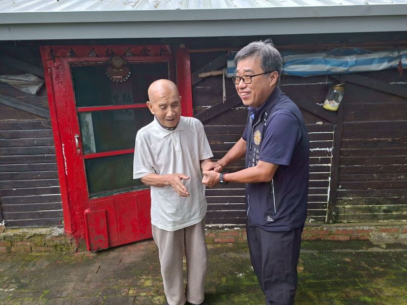深入偏鄉關懷榮民眷 南投榮服處颱風後直奔中寮山區 15 《圖說》李毓錫處長(右)關懷中寮山區榮民王伯伯(左) 。〈南投榮服處提供〉