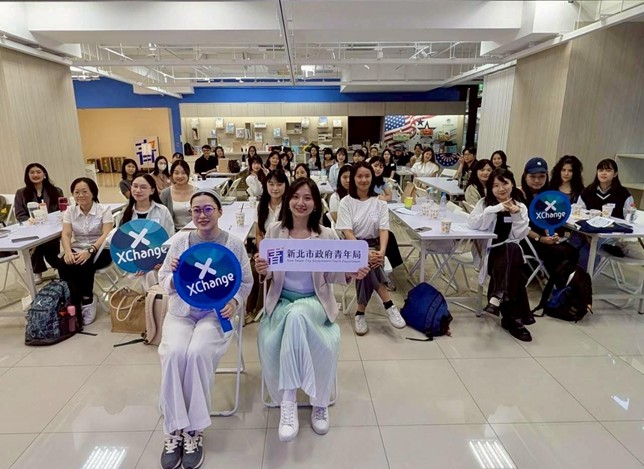 新北青年局攜手XChange 擴大培育人工智慧人才 24 %E6%96%B0%E5%8C%97%E5%B8%82%E9%9D%92%E5%B9%B4%E5%B1%80%E9%95%B7%E9%82%B1%E5%85%86%E6%A2%85%E8%88%87%E6%9C%AC%E5%B1%86%E5%AD%B8%E5%93%A1%E6%96%BC%E7%B5%90%E6%A5%AD%E5%BC%8F%E4%BB%A3%E8%A1%A8%E5%90%88%E5%BD%B1%E7%95%99%E5%BF%B5%EF%BC%8C%E5%85%B1%E5%90%8C%E8%A6%8B%E8%AD%89%E5%AD%B8%E7%BF%92%E6%88%90%E6%9E%9C%E8%88%87%E7%B5%90%E6%A5%AD%E7%9A%84%E9%87%8D%E8%A6%81%E6%99%82%E5%88%BB%E3%80%82