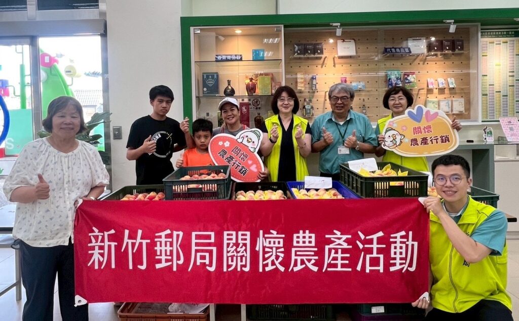 新竹郵局設攤變身水蜜桃市集 攜手尖石桃農送甜蜜做公益 22 11507133