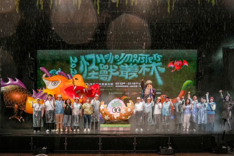 颱風延期不減人氣 新北兒藝節登場 「怪獸叢林」 吸引親子湧入 52 《圖說》侯友宜市長與貴賓、紙風車劇團共同啟動2026新北市兒童藝術節「怪獸叢林」,宣告7月13日至19日親子藝術盛會正式展開。〈文化局提供〉