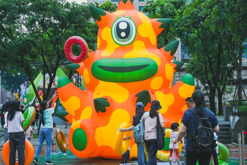 颱風延期不減人氣 新北兒藝節登場 「怪獸叢林」 吸引親子湧入 53 《圖說》位於新北市市民廣場的「幻獸谷」,集結10件大型裝置藝術作品。〈文化局提供〉