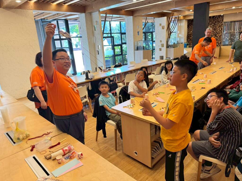 ▲大葉大學環安系周中祺主任(左一)帶小朋友體驗防災科學遊戲。(圖/記者林明佑翻攝)