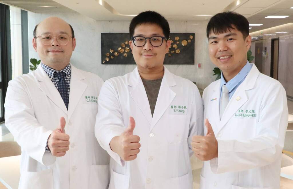▲由左至右：胸腔內科張哲嘉主任、胸腔外科楊子毅醫師和麻醉科魯成旭醫師。（圖／大里仁愛醫院提供）