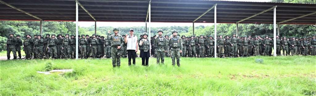 ▲彰化縣長王惠美於今日下午由縣府民政處長劉玉平、彰化軍人服務站長唐永清等人陪同，前往台中成功嶺營區慰勞精誠動員甲字第A251006號教育召集縣籍子弟兵，受到營區長官及受訓弟兄熱烈歡迎。（圖／彰化縣政府提供）