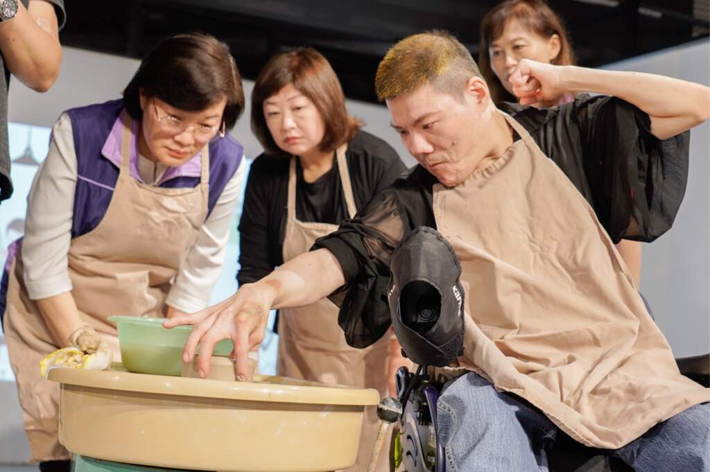 ▲重度肢體障礙的阿琮以右手拇指與食指精準捏製容器。