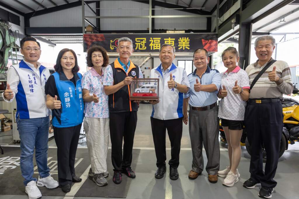 ▲冠福車業股份有限公司與南投縣中小企業協會共同捐贈一輛復康巴士給南投縣政府,13日上午於冠福汽車檢驗廠舉行捐贈儀式。(圖/記者蘇彩娥攝)