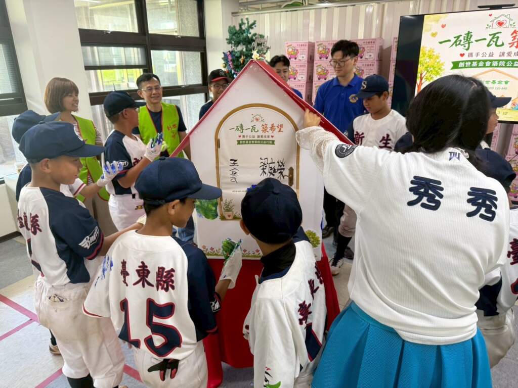 ∆支持創世嘉義建新院，台東國際自強獅子會於今（13）日響應「築院」計畫，蒞臨創世台東為院捐助10個「築院小屋」存錢筒，並邀請新生國小棒球隊共同彩繪小屋。（圖／創世台東院提供）