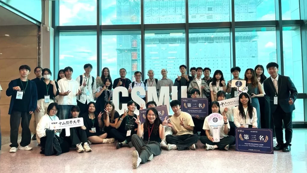 中山醫大首度舉辦「CSMU MedX Camp跨界醫材共創營」,集結中山醫大、中原大學及高雄科技大學等40位學生跨域組隊。(圖/中山醫大提供)