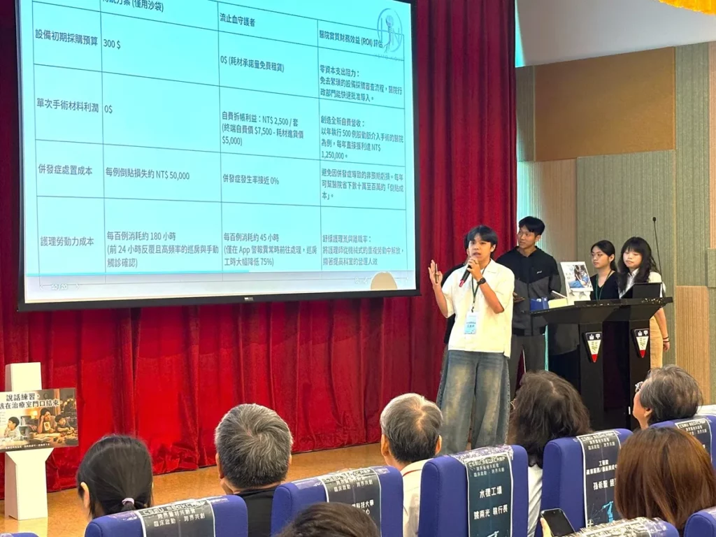 學生團隊於Demo Day上分享跨域醫材創新提案,並與專家交流。(圖/中山醫大提供)