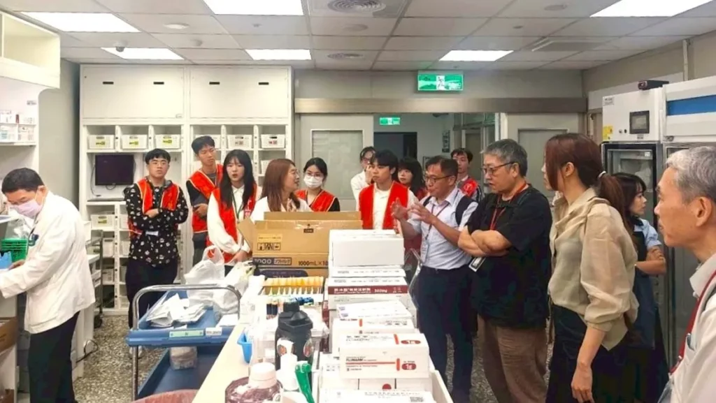 學員參訪中山附醫智慧醫療場域,實地了解智慧藥事與智慧牙醫教育的創新應用。(圖/中山醫大提供)