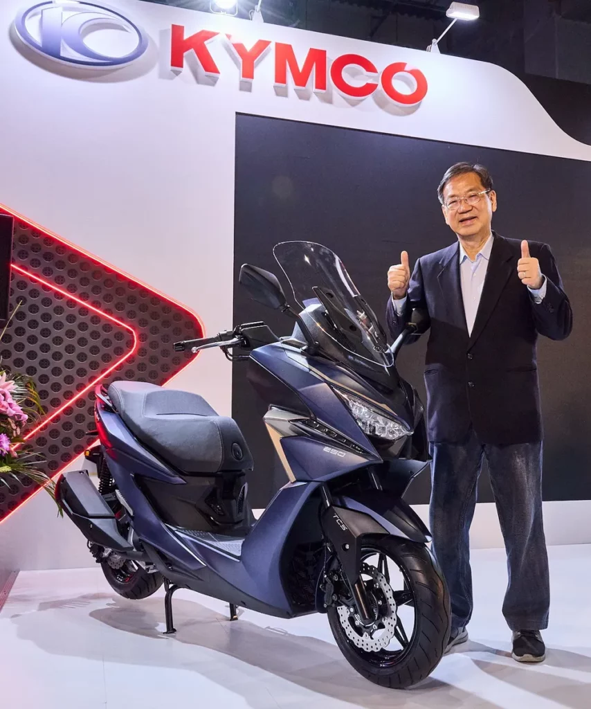 全新 New X-Town ST 250以「旗艦白牌全能旅跑」定位再進化,透過更具張力的雙色幾何設計語彙,勾勒出兼具都會質感與長途巡航氣勢的嶄新風貌,重車限定預購優惠更是現省 10,000 元,只要 158,000 元即可入手!