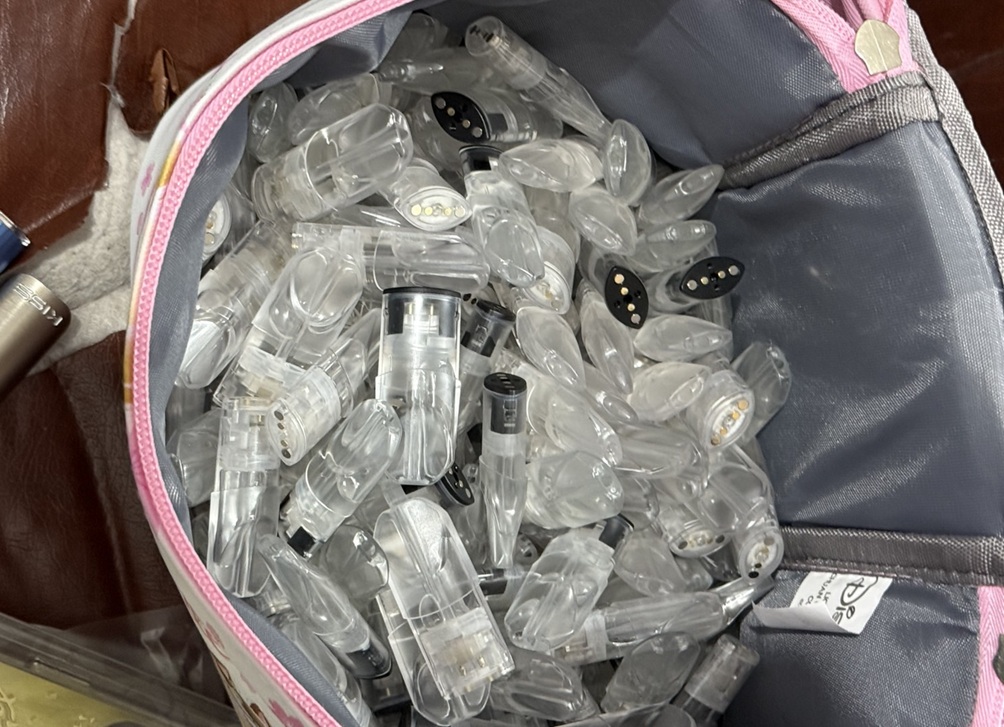 ▲圖說:中市刑大隊拂曉出擊,於周姓毒嫌住處查扣依托咪酯煙彈175顆 (圖/台中市政府 提供)