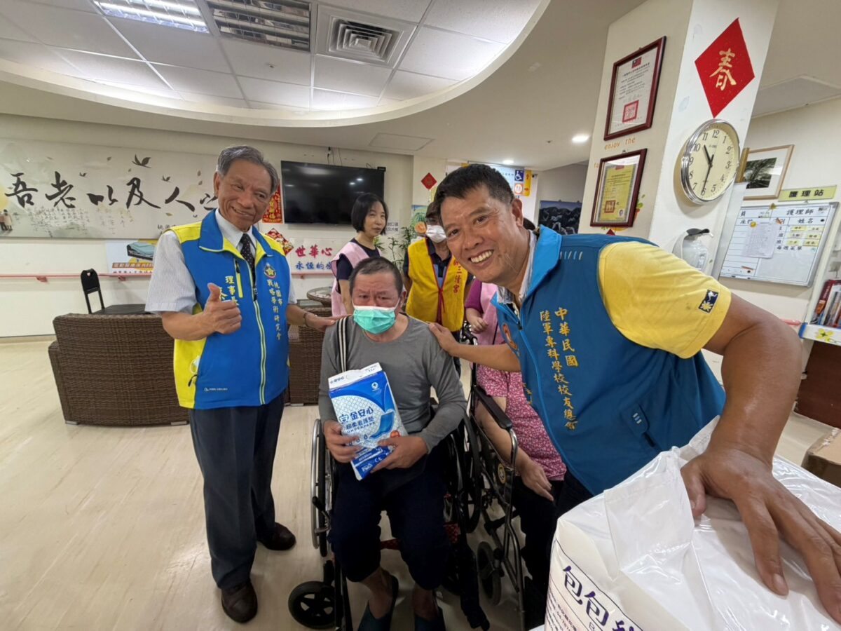 杏華醫療號召善心關懷長照住民 暖贈北榮桃分院尿布、看護墊 S 233234445 0