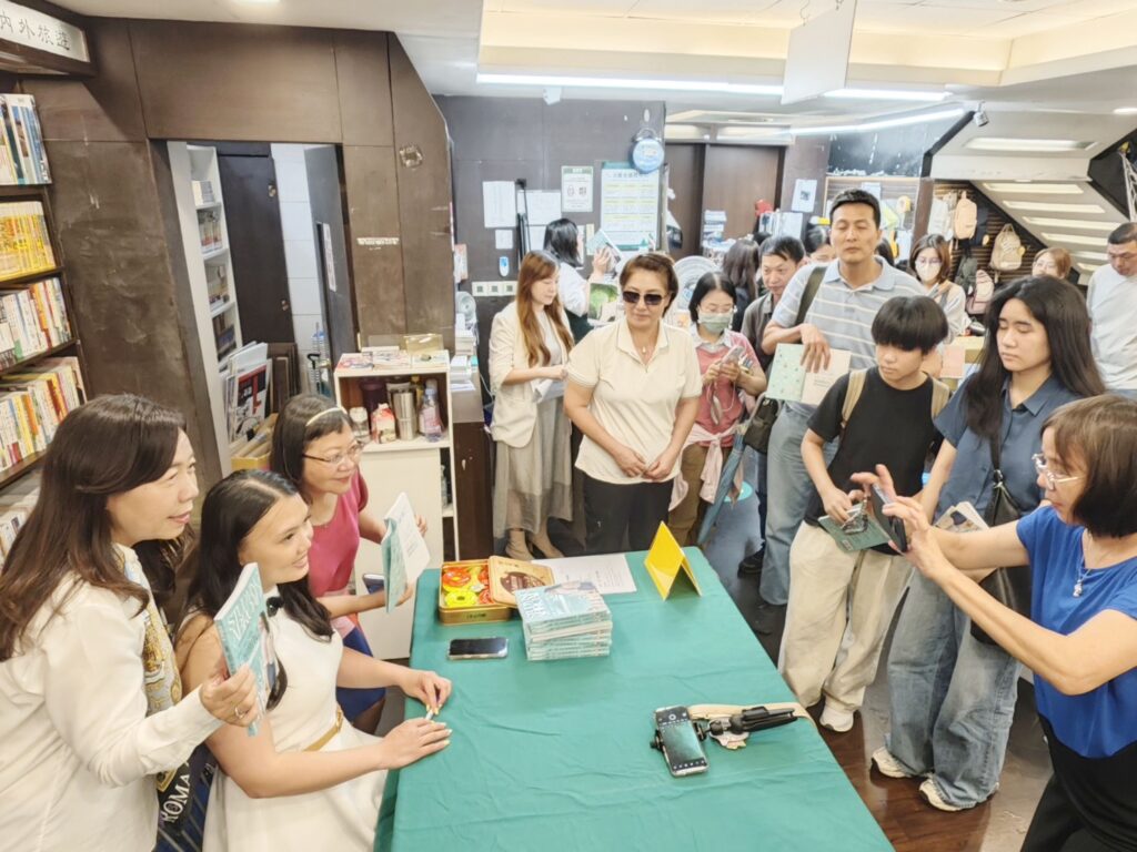 Kelly於新書發表暨簽書會與讀者交流互動,分享留學、職涯及創業歷程。(圖/西雅圖留學中心提供)
