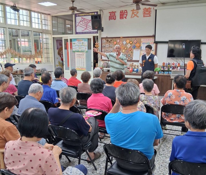 苗栗地方派系要角康世儒為時代力量竹南鎮長參選人葉忠倫站台引地方熱議。（圖／記者鄭元毓翻攝）