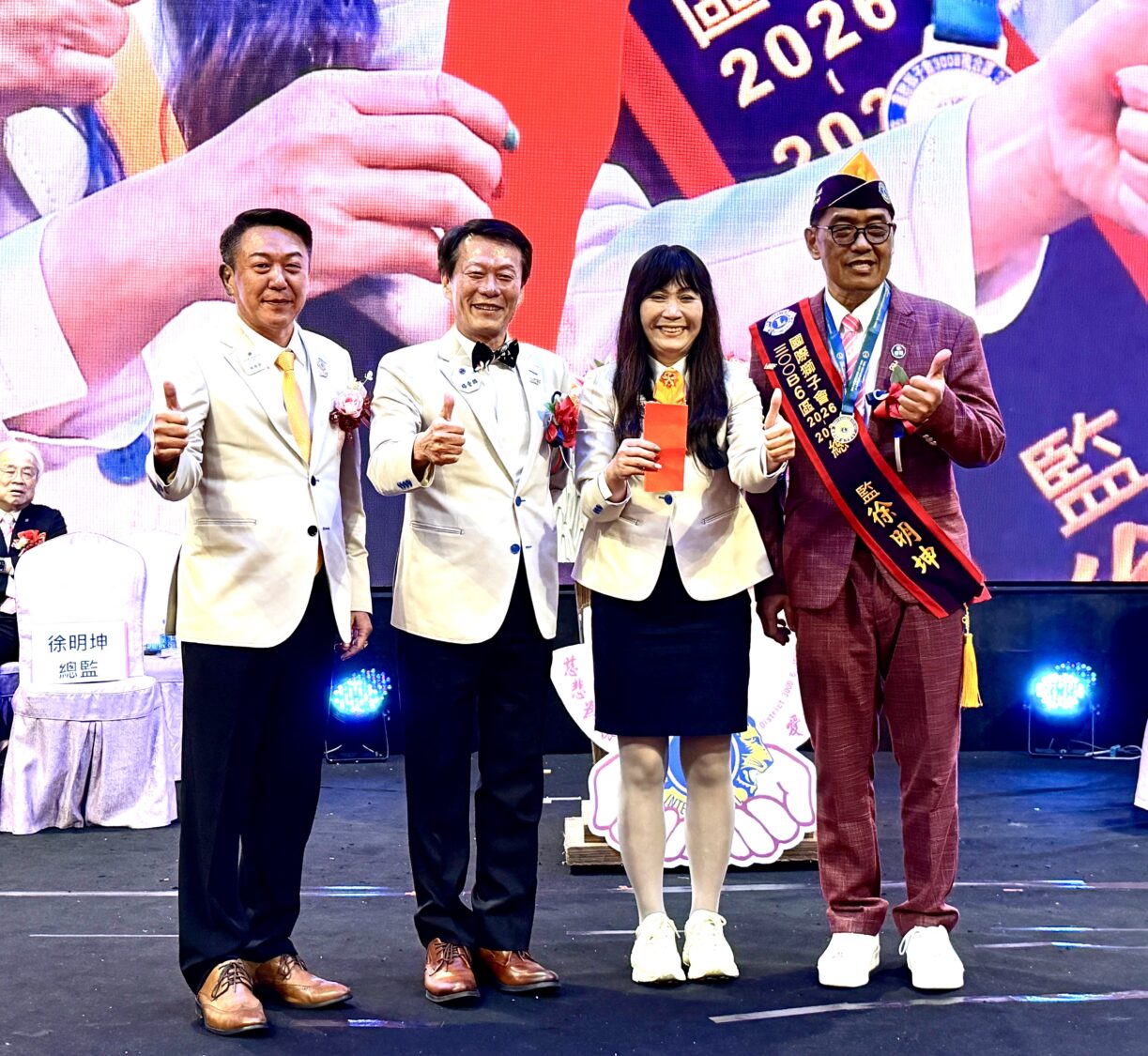 楊順發第二副總監（左一）、楊壹麟議長（左二）、徐明坤總監（右一）每位各捐LCIF國際基金101顆合計約新台幣909萬。（圖/記者林照東攝）