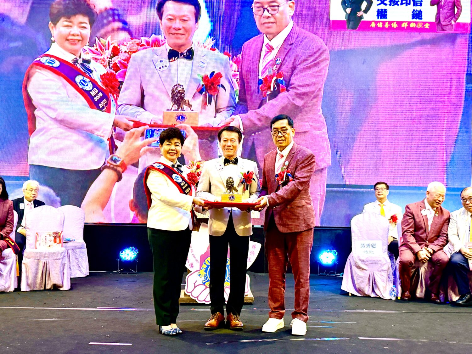 黃秀卿總監交接給徐明坤總監由楊壹麟議長監交。（圖/記者林照東）