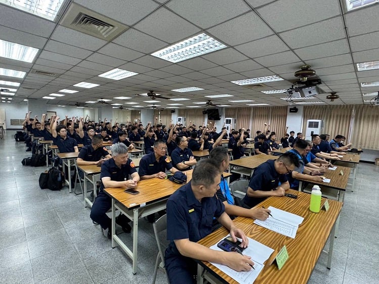 ▲警專波麗士實習生報到,雲林警長期勉用心學習。(記者劉峻文攝)