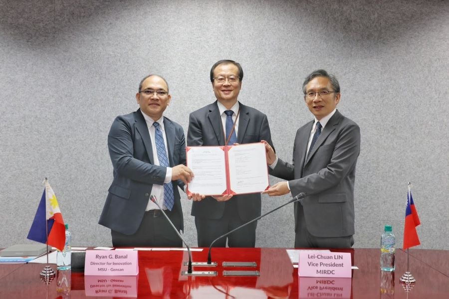 ▲金屬中心攜手菲律賓民答那峨島州立大學（MSU–General Santos）及台灣鑄造學會完成合作意向書簽署，三方代表合影留念。左起為菲律賓民答那峨島州立大學創新處處長 Dr. Ryan G. Banal金屬中心副執行長林烈全、台灣鑄造學會理事長陳貞光。
