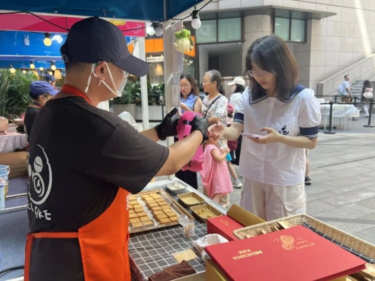 ▲試吃後，市民購買新鮮出爐的鳳梨酥。